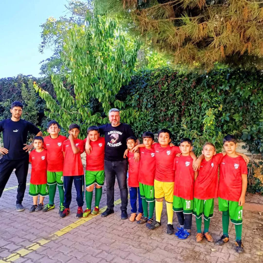 İlçemiz 9 Yaş Futbol Takımına Forma Hediyesi